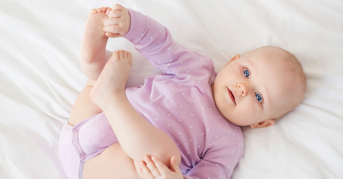 Beba leži na leđima